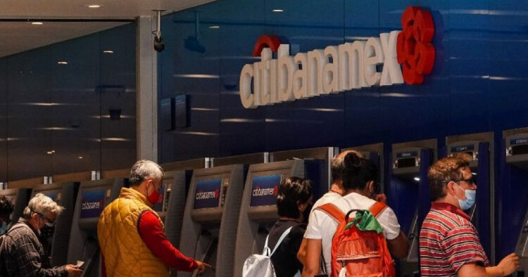 Venta de Banamex continuará pese a amparos: AMLO