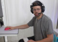 Youtuber instala PC gamer en taza del baño para jugar videojuegos