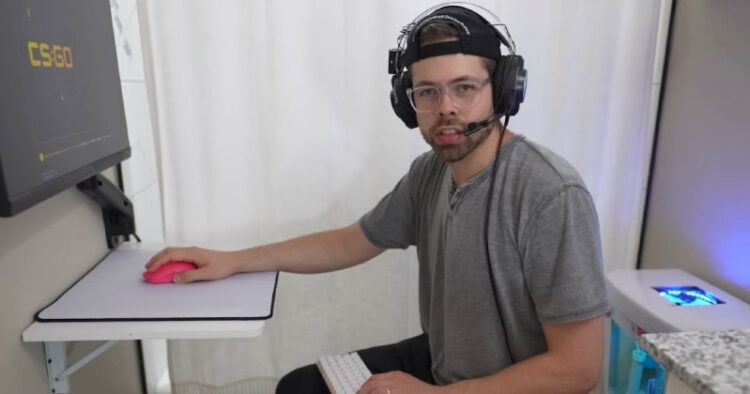 Youtuber instala PC gamer en taza del baño para jugar videojuegos