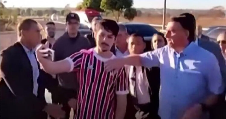 Bolsonaro pelea con youtuber en pleno acto de campaña