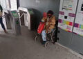 Abuelita de 78 años es abandonada por su hijo en estación del Mexibús