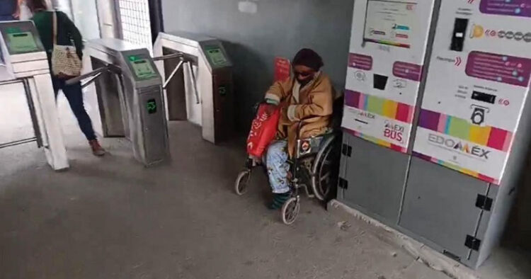Abuelita de 78 años es abandonada por su hijo en estación del Mexibús