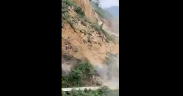 El impactante momento en que se desprende parte de un cerro en Chiapas