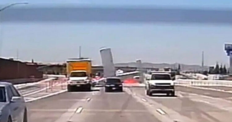 Avión hace dramático aterrizaje forzoso en plena carretera