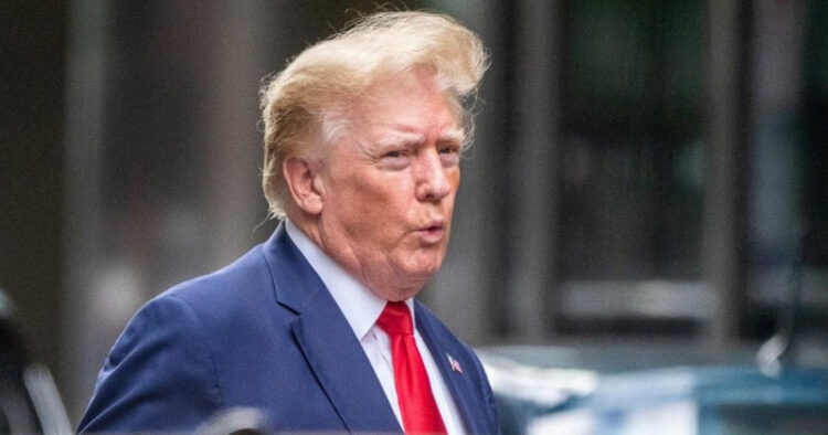 Devuelve FBI a Trump pasaportes que se llevó en cateo a su casa
