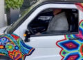 Ebrard prueba en Bolivia auto eléctrico que se venderá en México