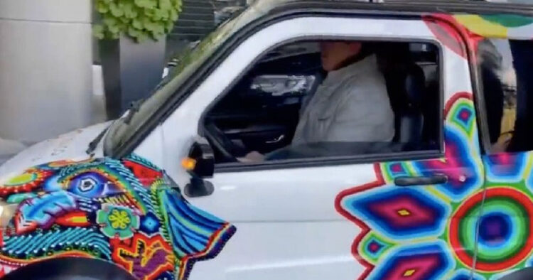 Ebrard prueba en Bolivia auto eléctrico que se venderá en México