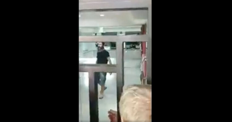 Hombre armado exige sus ahorros y toma rehenes en un Banco