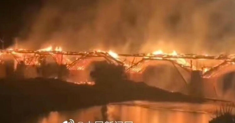 Incendio destruye el ‘Puente de la Paz Universal’, en China