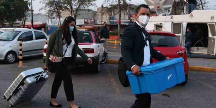 Representantes de los 43 de Ayotzinapa llegan a audiencia de Karam