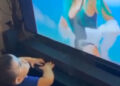 Bebé queda cautivado por sensual baile de Karol G en video