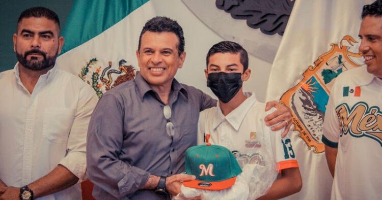 Uniforma Lalo Gattás a la Santa María Aguayo para el Mundial