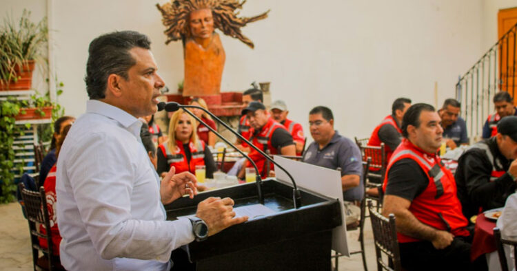 Reconoce y festeja Lalo Gattás a personal de bomberos en su día