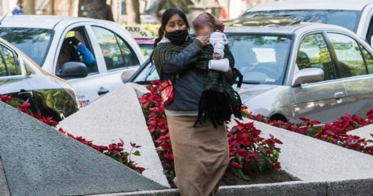 Mujeres e informales ganan menos en México: Coneval