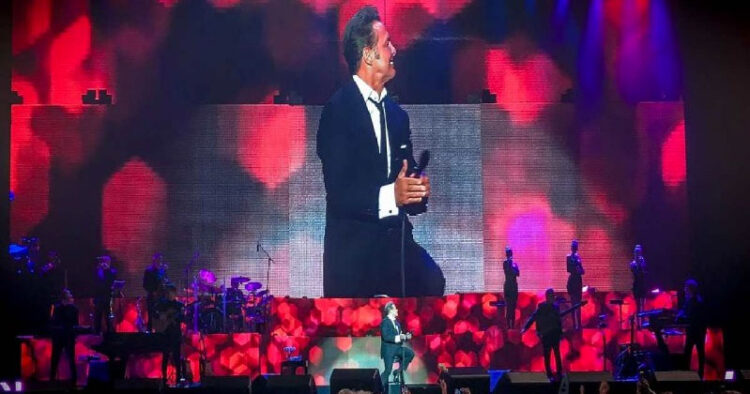 Luis Miguel imita a José José en pleno concierto