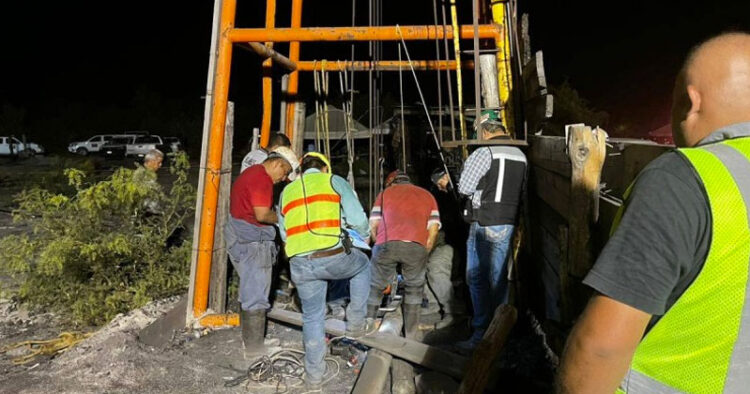 Cinco trabajadores lograron salir tras derrumbe de mina en Coahuila
