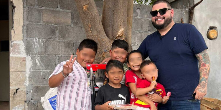 ‘La Mole’ regala asador a niños que comían en la calle