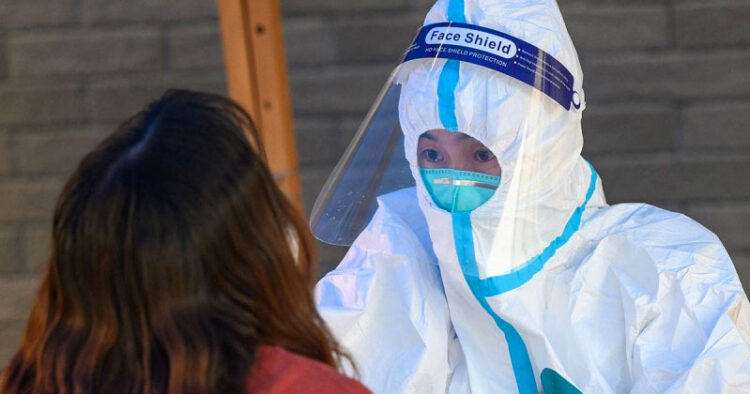 Identifican variante genética que reduce riesgo de muerte tras contagio de covid