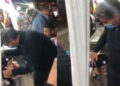 Político argentino besa a maniquí al confundirlo con un niño
