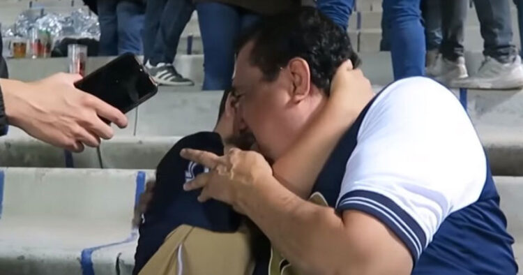 Abuelito llora con su nieto en CU porque les ganó el América