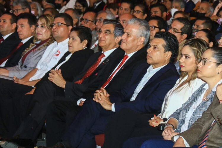 Asisten alcalde y presidenta del DIF Victoria a Congreso de Medicina