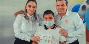 Alientan Lucy y Lalo pasos por la educación a 150 niños