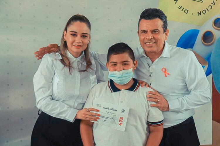 Alientan Lucy y Lalo pasos por la educación a 150 niños
