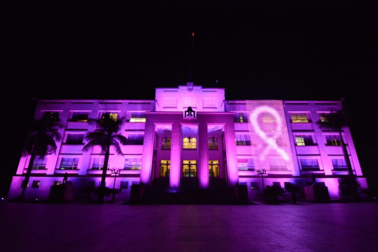 Iluminan de rosa el Palacio de Tamaulipas para concientizar sobre el cáncer de mama