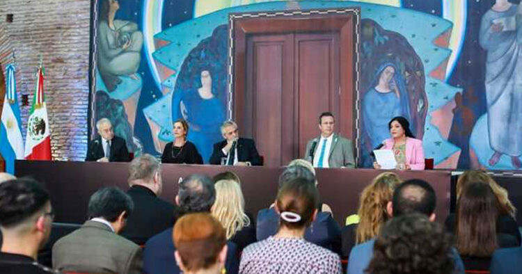 Entrega México a Argentina réplica del mural Retrato de Gabriela Mistral y Berta Singerman