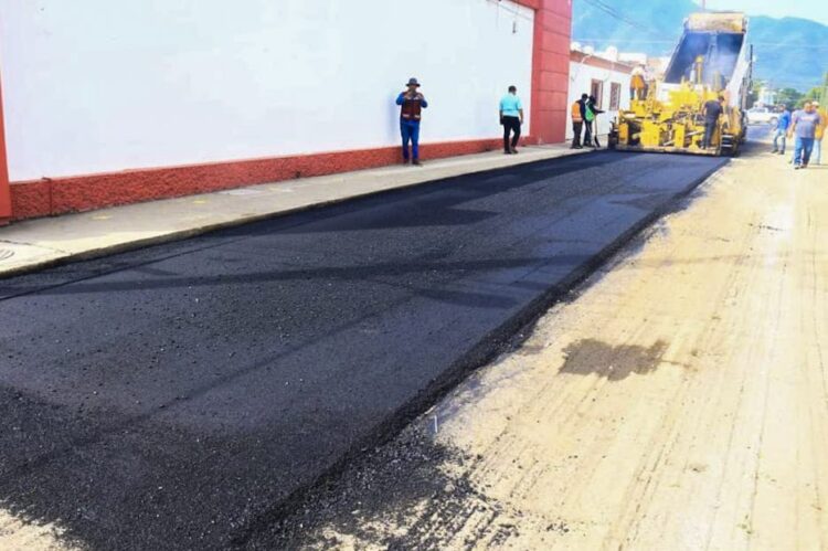 Mejora municipio más de 8 mil metros de asfalto en la ciudad