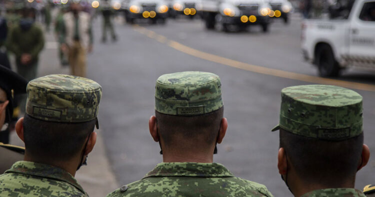 AMLO feliz por que senadores mantuvieron al Ejército en las calles