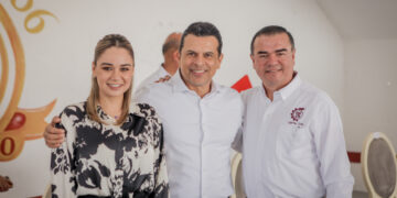 Asisten Lalo y Lucy al 34 aniversario del CBTIS 236