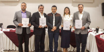 Entrega alcalde nombramientos a nuevos funcionarios municipales