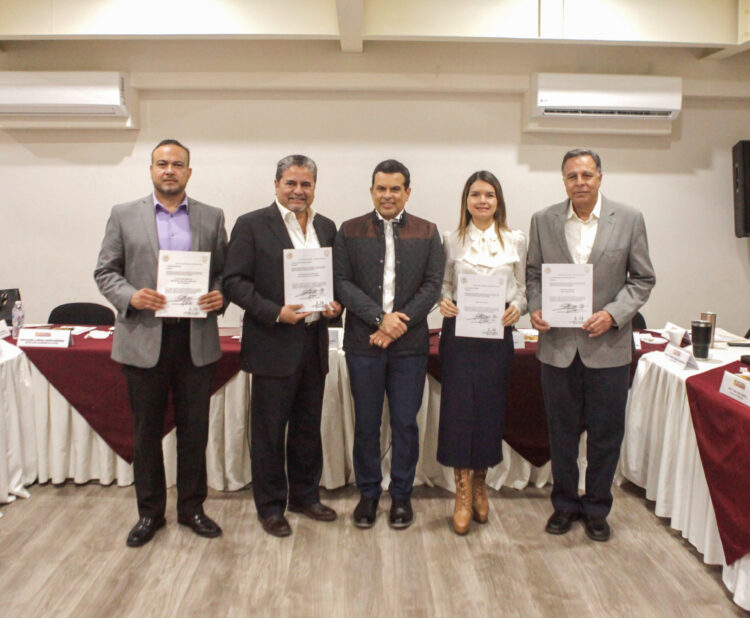 Entrega alcalde nombramientos a nuevos funcionarios municipales