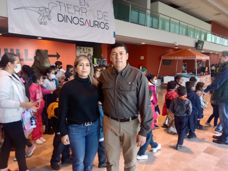 Lleva Pepe Braña alumnos a conocer «Tierra de Dinosaurios»