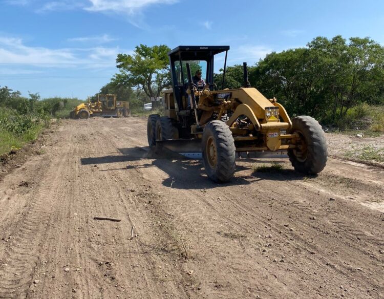 Gobierno de Eduardo Gattás rehabilita caminos en ejidos de Victoria
