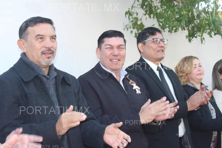 Asiste el diputado de Morena, Pepe Braña, a desfile de alumnos de primaria