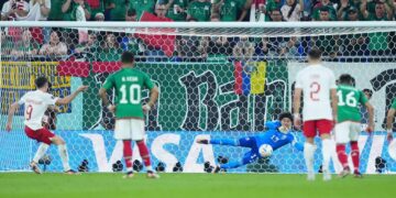 Memo Ochoa ataja penal y es el héroe en el empate entre México y Polonia