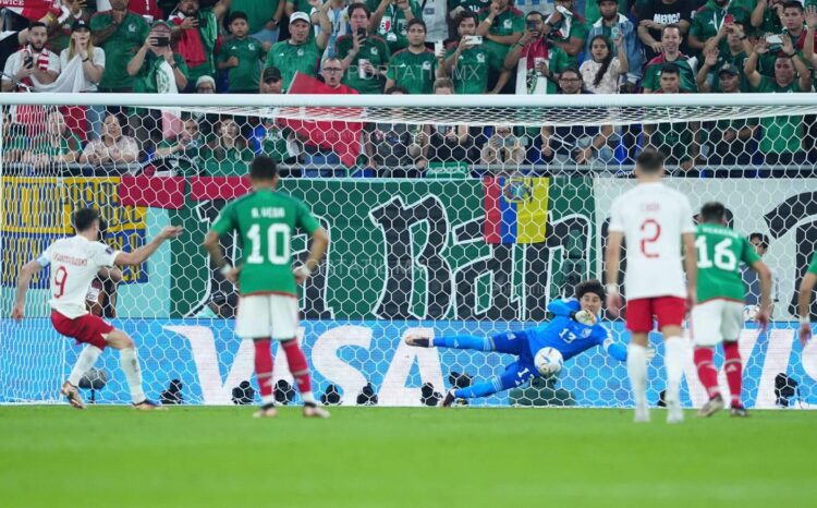 Memo Ochoa ataja penal y es el héroe en el empate entre México y Polonia