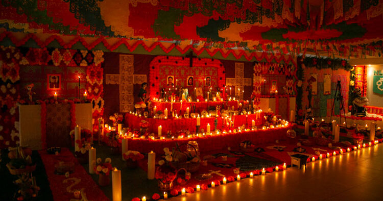 Mujeres ilustres de Nuevo León son homenajeadas con altar de muertos