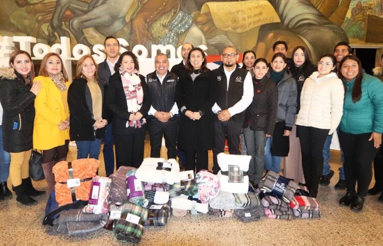 Entrega la Universidad Autónoma de Tamaulipas donativo de cobijas en Ciudad Victoria
