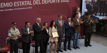 Asiste alcalde de Victoria a ceremonia de Premio Estatal del Deporte 2022