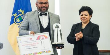 En Jalisco, entregan reconocimiento al artista Enrique Chiu