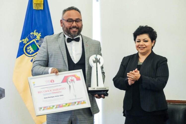 En Jalisco, entregan reconocimiento al artista Enrique Chiu