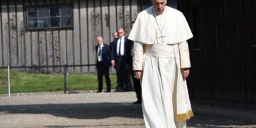 Pide Papa Francisco no olvidar ni negar el holocausto