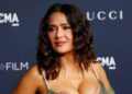 Salma Hayek aparece con sensual vestido en alfombra roja
