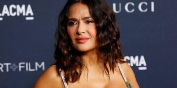 Salma Hayek aparece con sensual vestido en alfombra roja