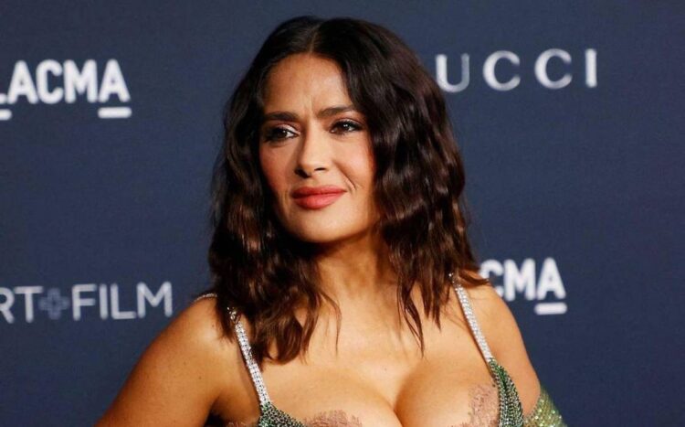 Salma Hayek aparece con sensual vestido en alfombra roja