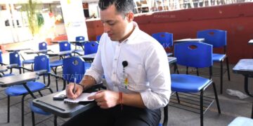 Dona Coppel mil pupitres a escuelas públicas de Monterrey