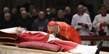 Católicos despiden a Benedicto XVI en el Vaticano